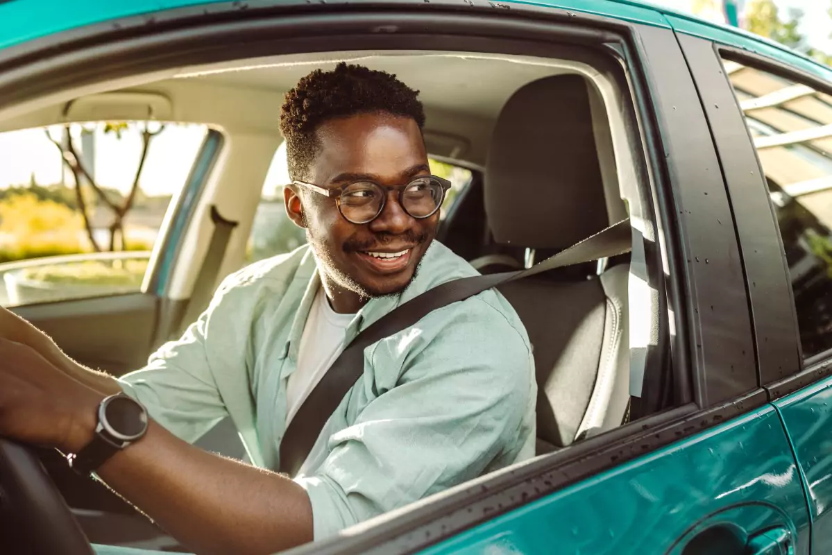 Família sorrindo no carro.